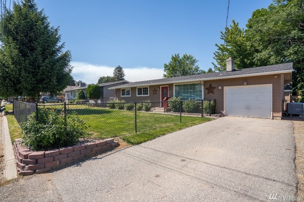 Property Photo:  1330 Holbrook St  WA 98801