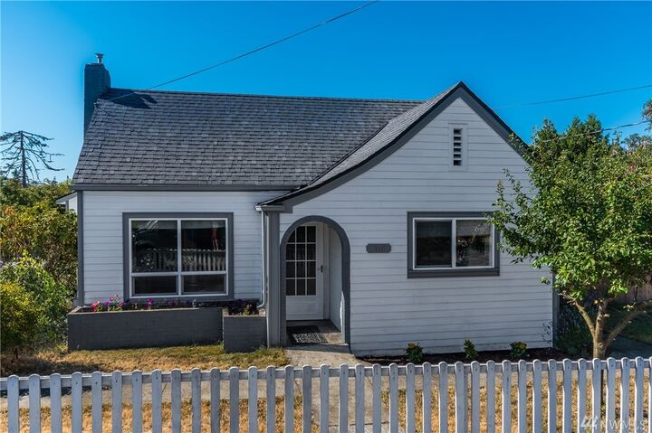 1445 E Whidbey Ave  Oak Harbor WA 98277 photo