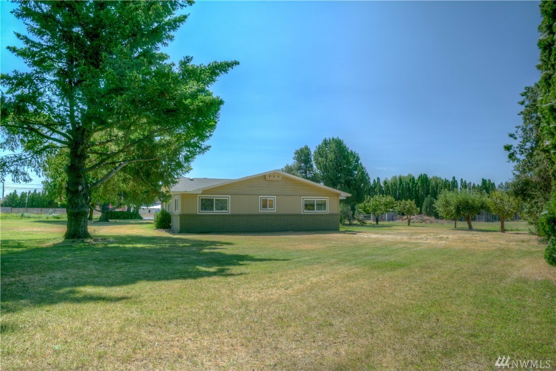 Property Photo:  81 No. 6 Rd  WA 98926 