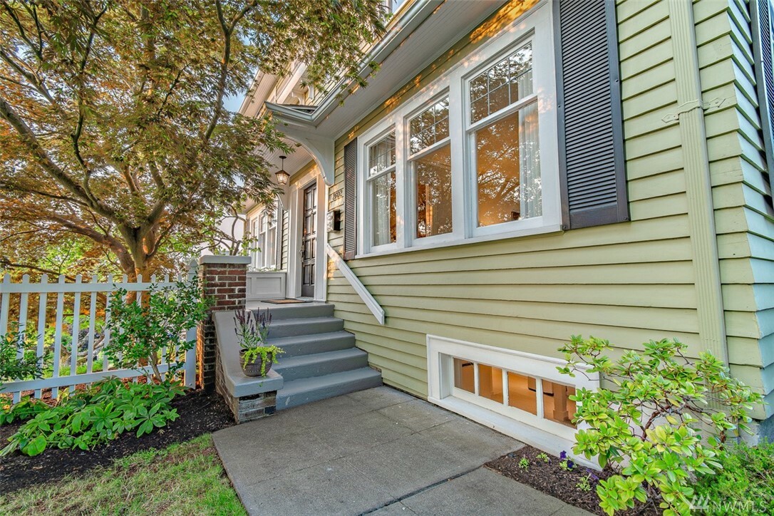 Property Photo:  2602 Queen Anne Ave N  WA 98109 