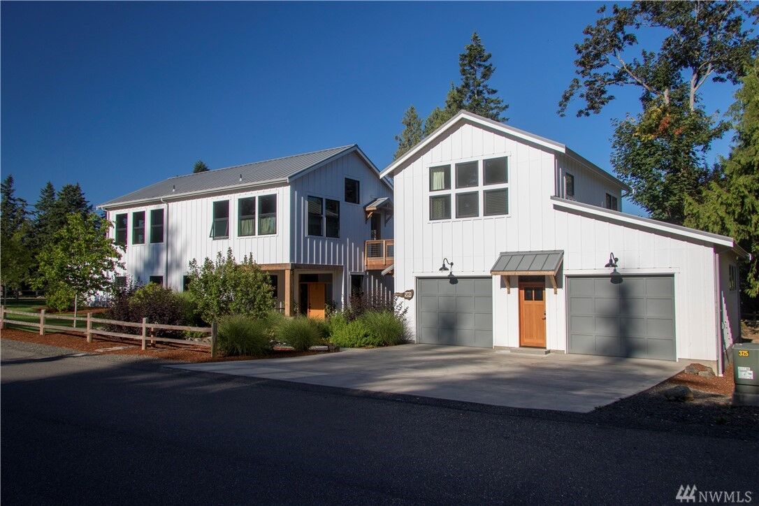 Property Photo:  589 Alder Ave NE  WA 98110 