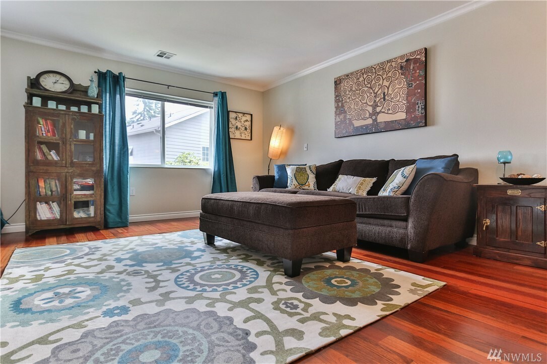 Property Photo: 1318 37th St 3244 WA 98201