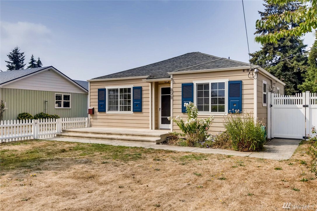 Property Photo:  808 S Rochester St  WA 98465 