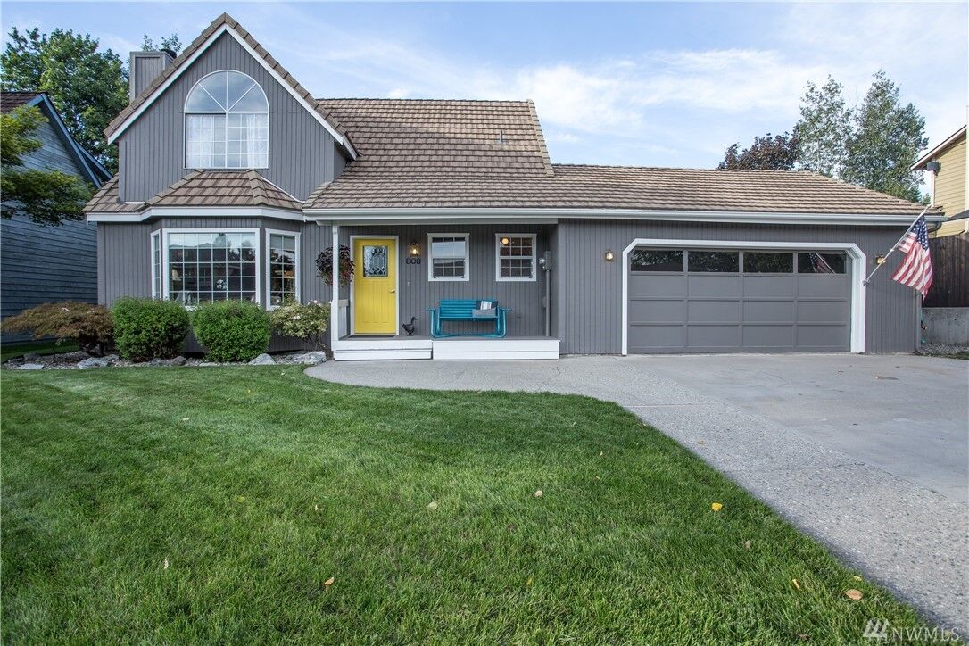 Property Photo:  809 12th St NE  WA 98802 