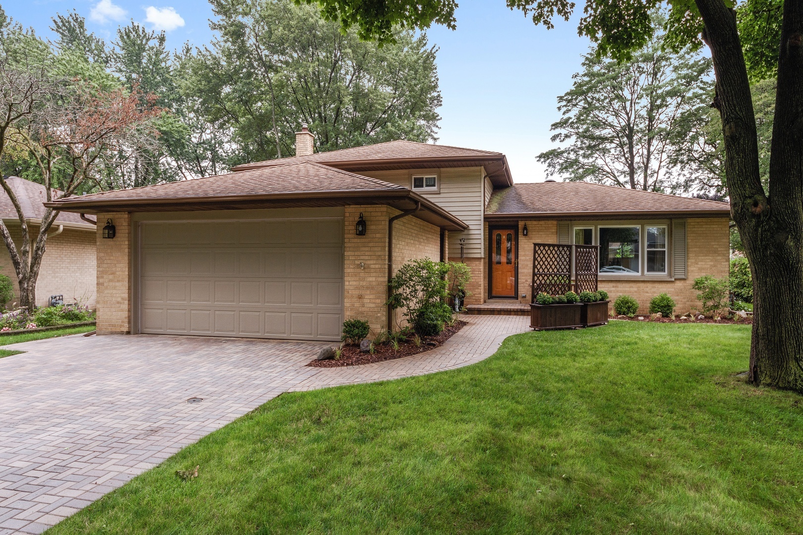 Property Photo:  1618 North Rosetree Lane  IL 60056 