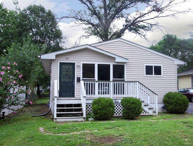Property Photo: 902 Kinstern Drive 63131