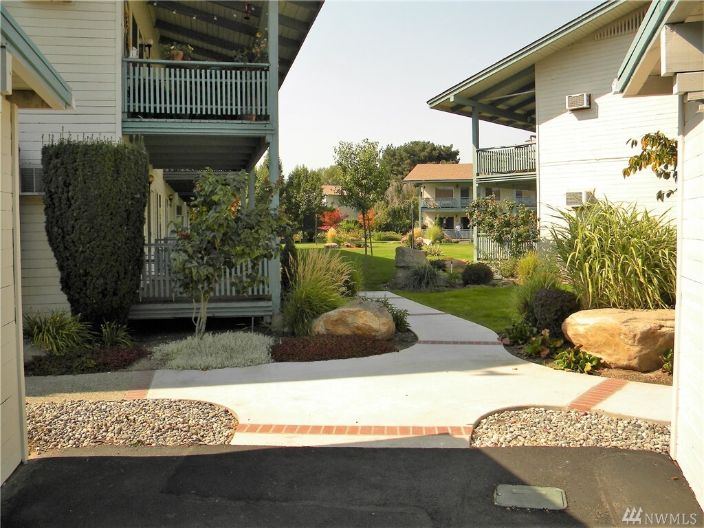Property Photo: 10 S Cove WA 98801
