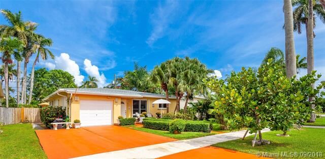 Property Photo: 1015 N 14th Ave FL 33020