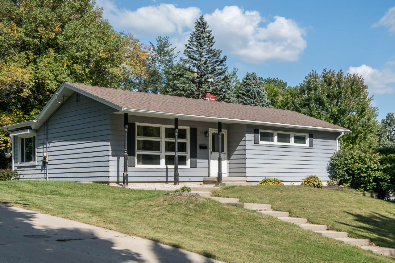 Property Photo:  1020 W Cumberland Dr  WI 53188 