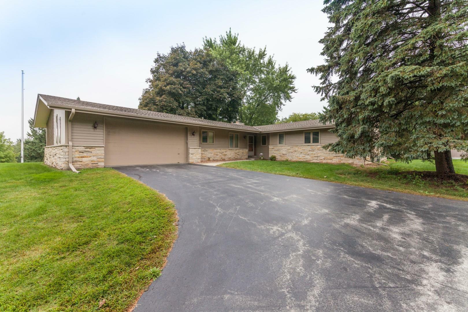 Property Photo:  205 Nob Hill Dr E  WI 53017 