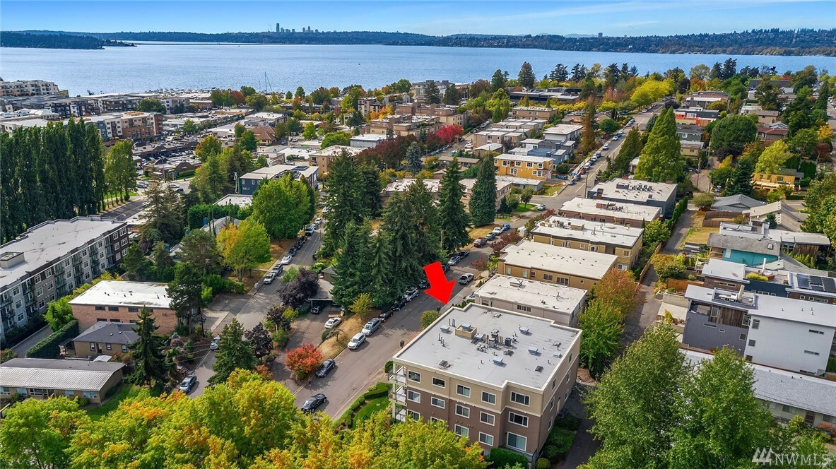 Property Photo:  322 5th Ave 302  WA 98033 