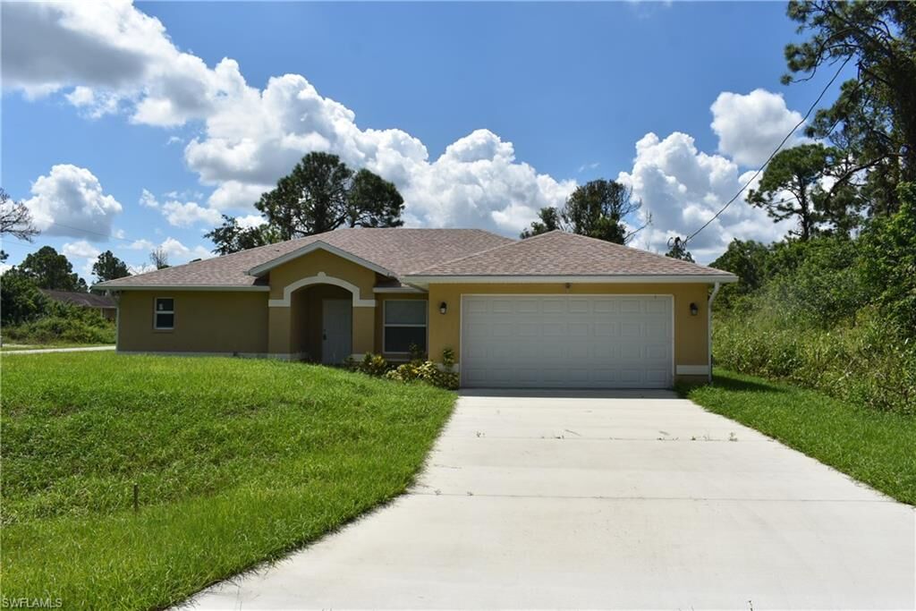 Property Photo:  964 Iris Street E  FL 33974 