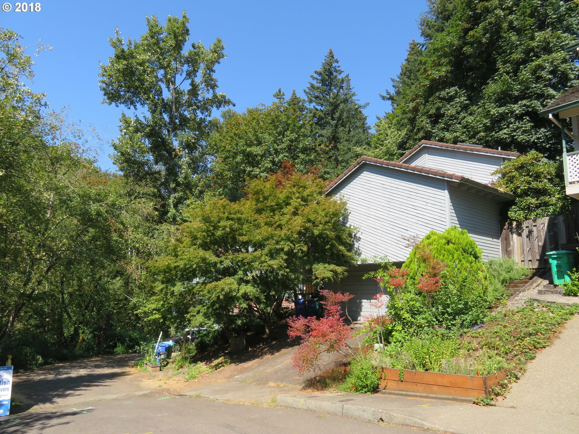 Property Photo:  25 SW Canby St  OR 97219 