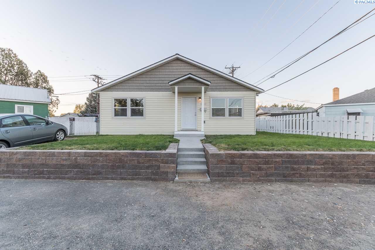 Property Photo:  200 Adams St  WA 99352 