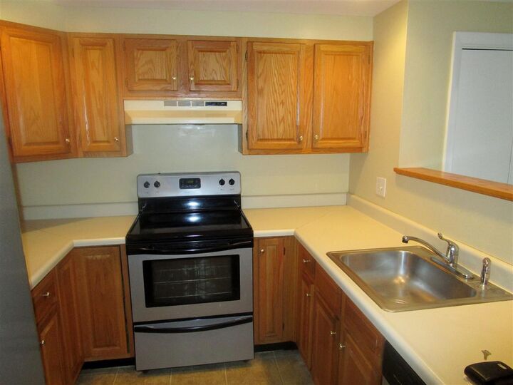 Property Photo: 4 Blackstone Court NH 03054