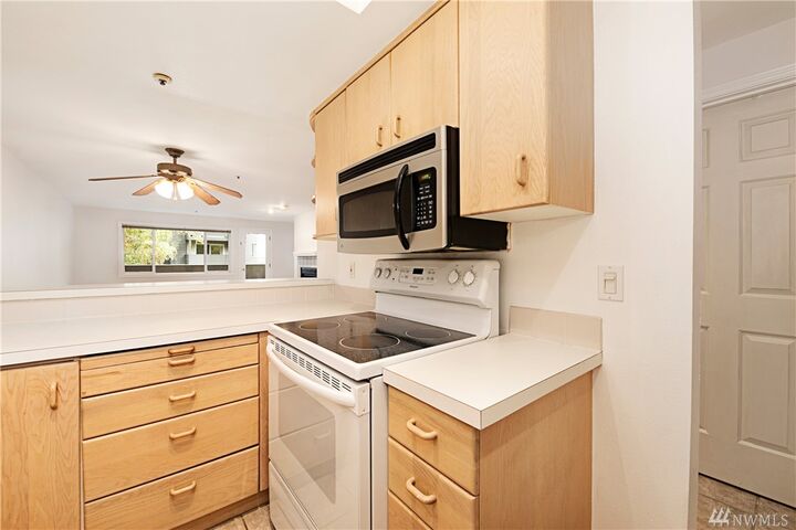 Property Photo: 9320 Juanita Dr 1B WA 98034