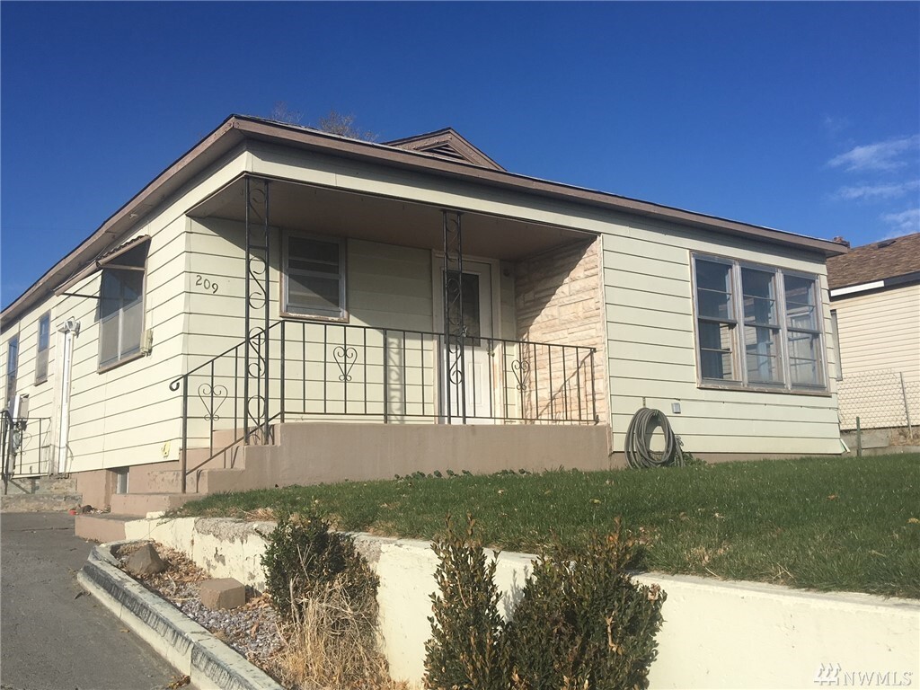 Property Photo: 209 Columbia Rd WA 98823