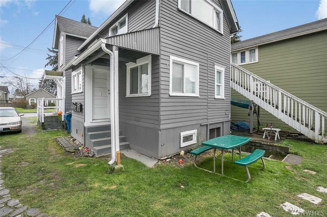 Property Photo:  130 Maple Ave  WA 98290 