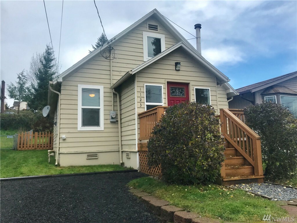 Property Photo:  1123 Hewitt Ave  WA 98337 