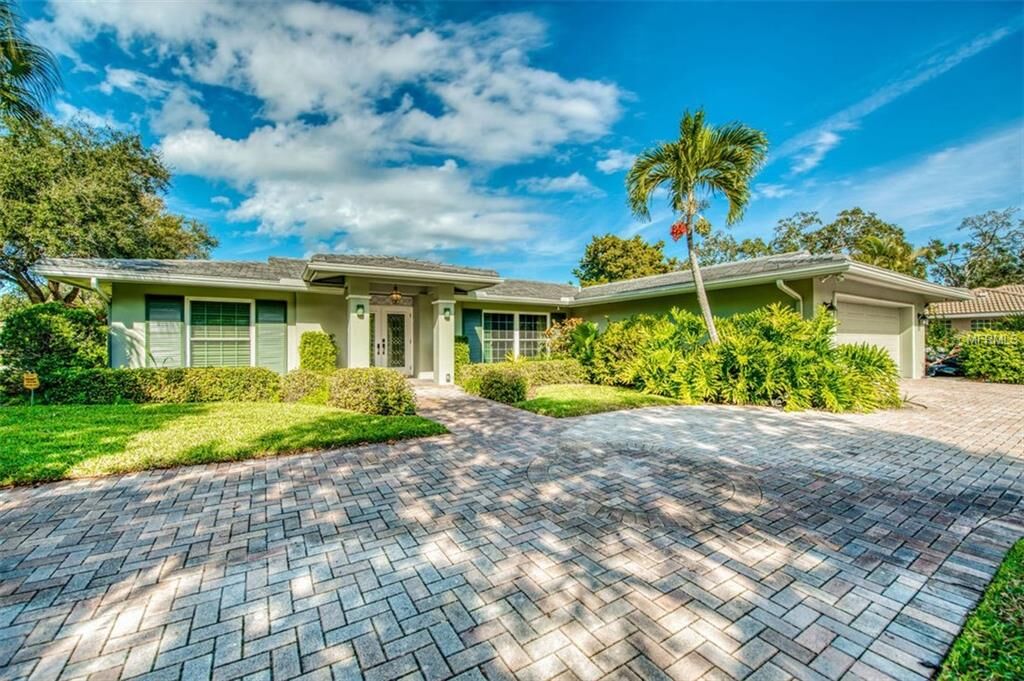 Property Photo: 5548 Shadow Lawn Drive FL 34242