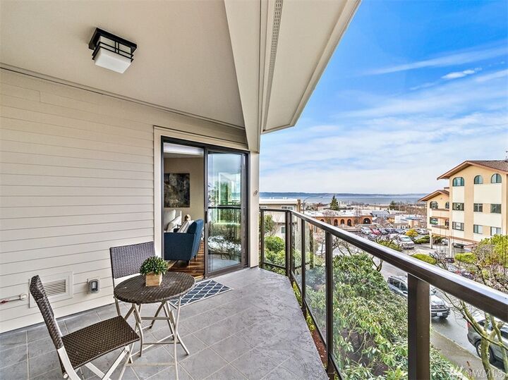 Property Photo:  524 Maple St 102  WA 98020 