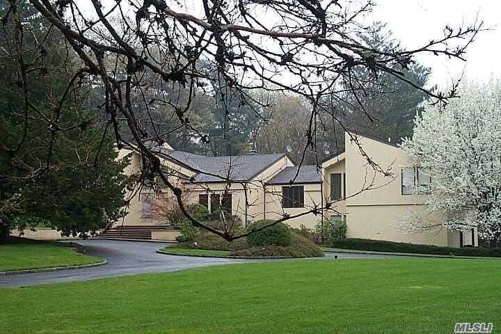 Property Photo:  65 Rodeo Drive  NY 11791 