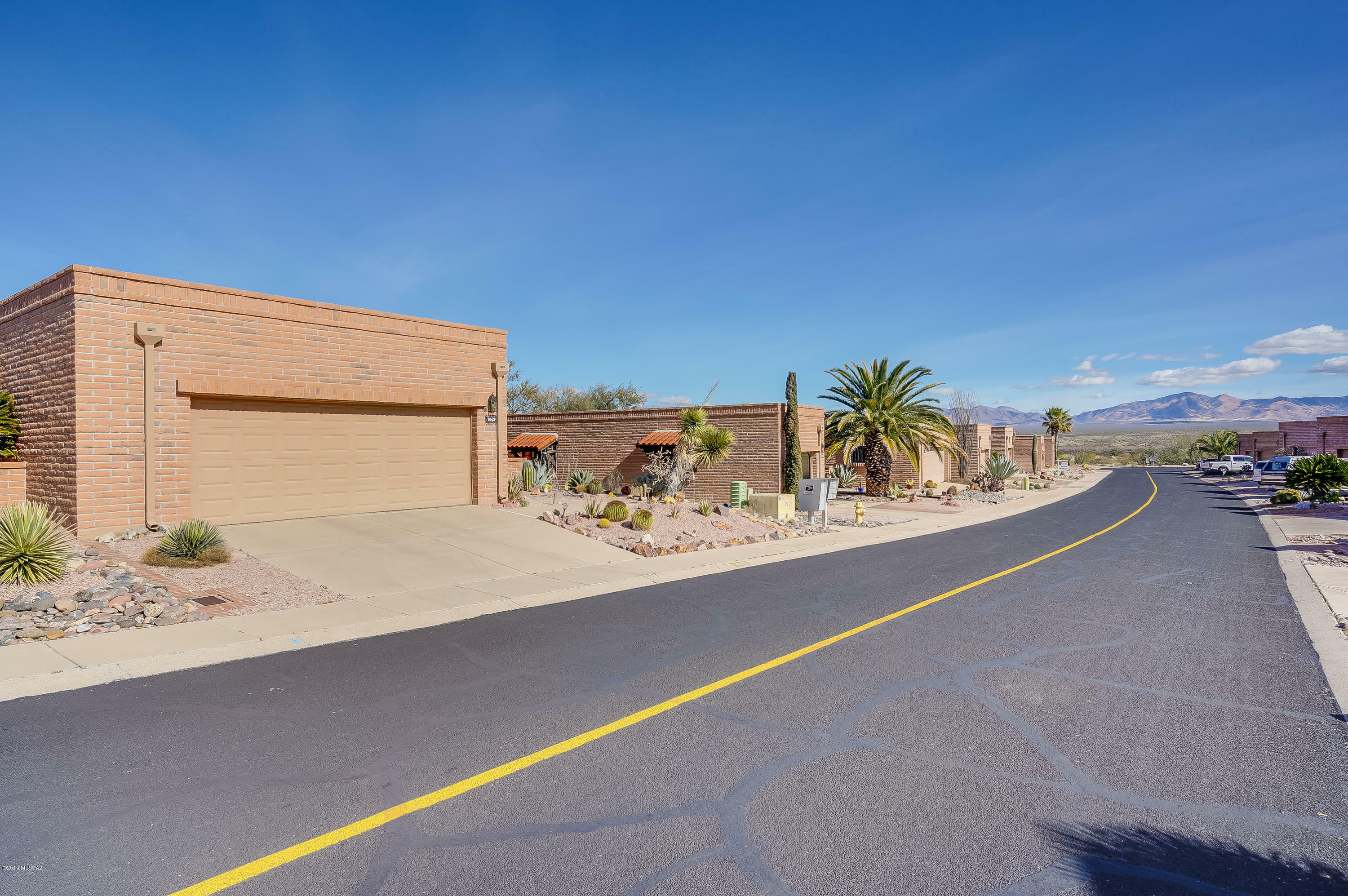 Property Photo:  1042 W Calle De Pitahaya  AZ 85622 