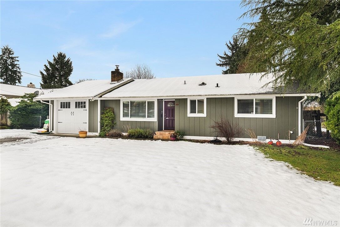 Property Photo: 105 Riverview Dr NE WA 98002