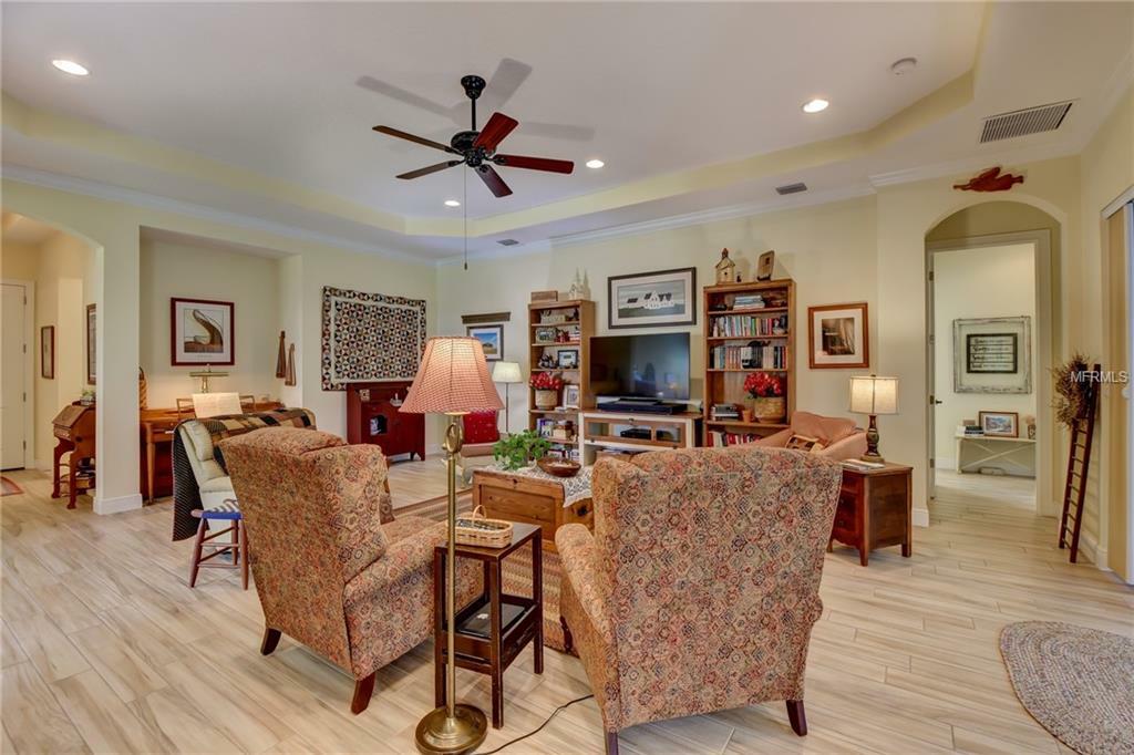 Property Photo:  126 Ivydale Manor Drive  FL 32724 