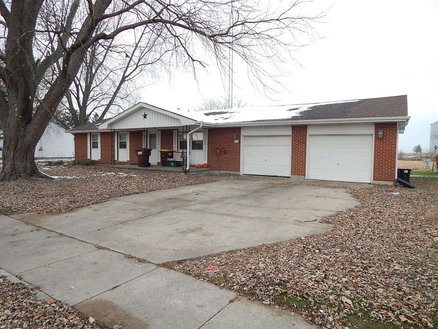 Property Photo:  418 West Navaho Avenue  IL 60550 