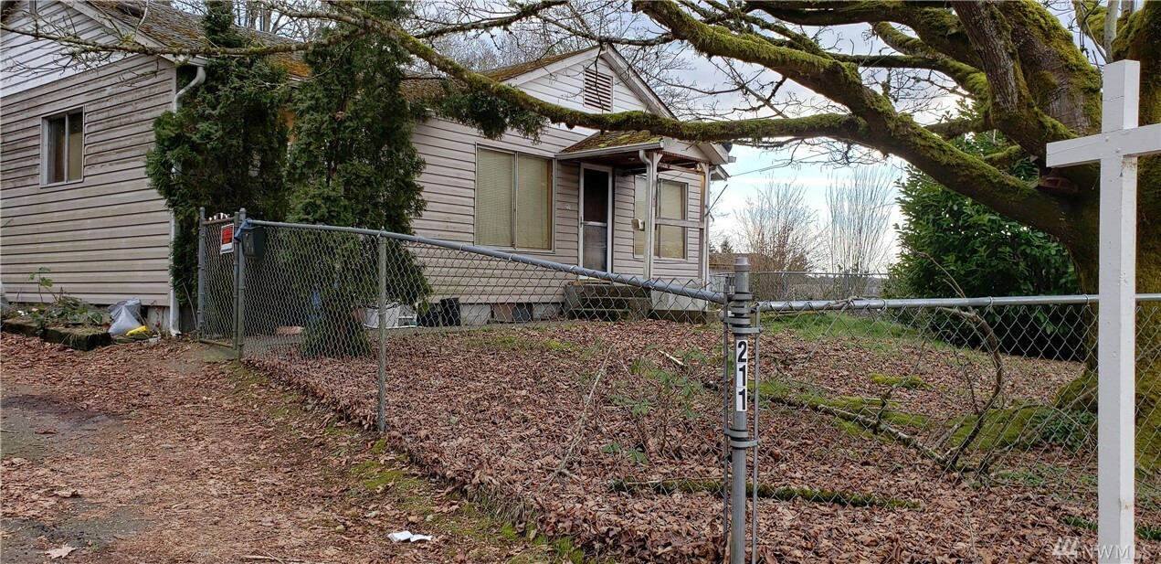 Property Photo:  211 Willow St  WA 98310 