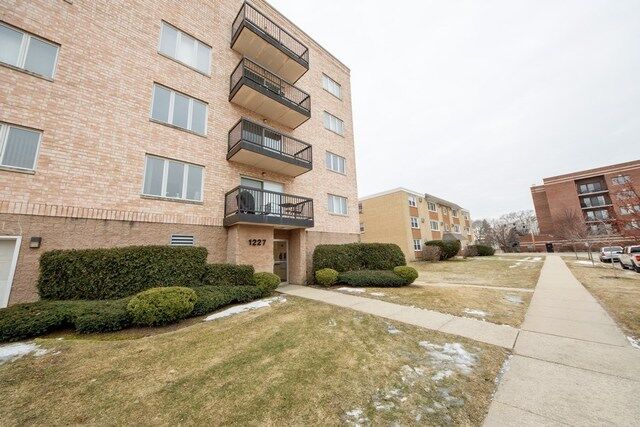 Property Photo:  1227 Brown Street 302  IL 60016 