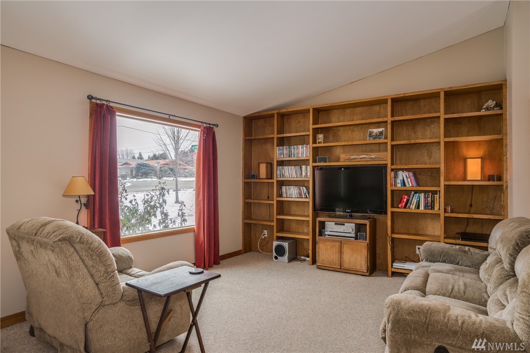 Property Photo:  1352 Oak St  WA 98801 