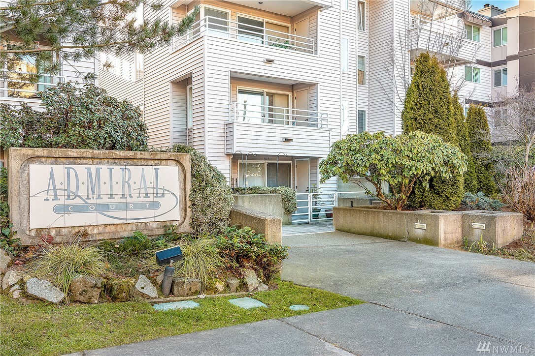 Property Photo:  2125 California Ave SW 104  WA 98116 