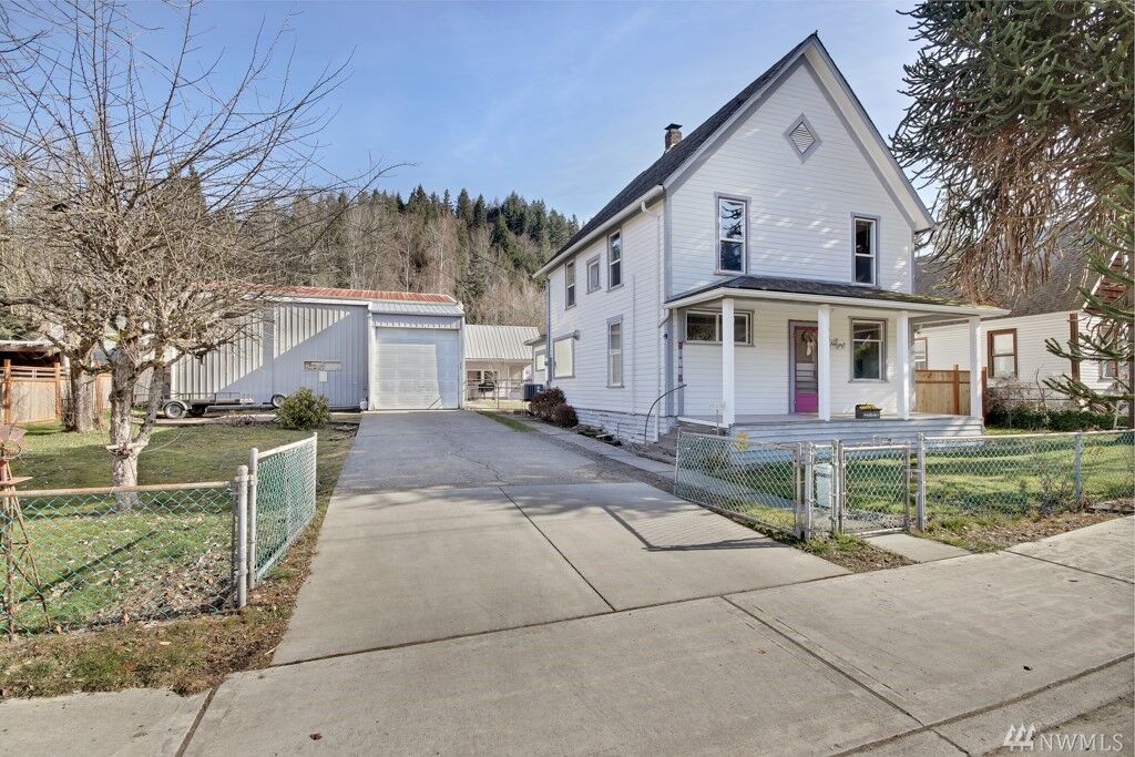 Property Photo:  211 Albert St  WA 98396 