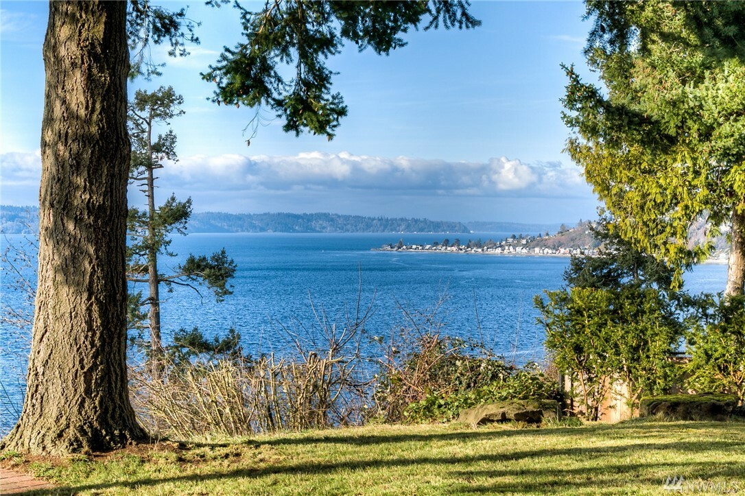 Property Photo:  19263 Edgecliff Dr SW  WA 98166 