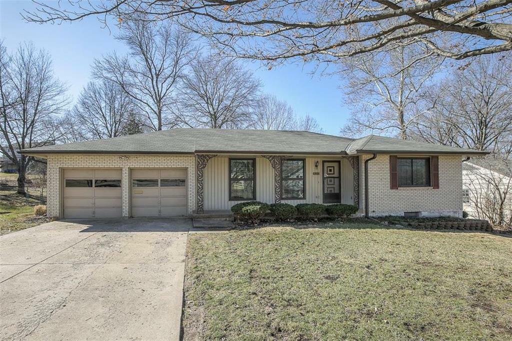 Property Photo: 525 E 106th Terrace MO 64131