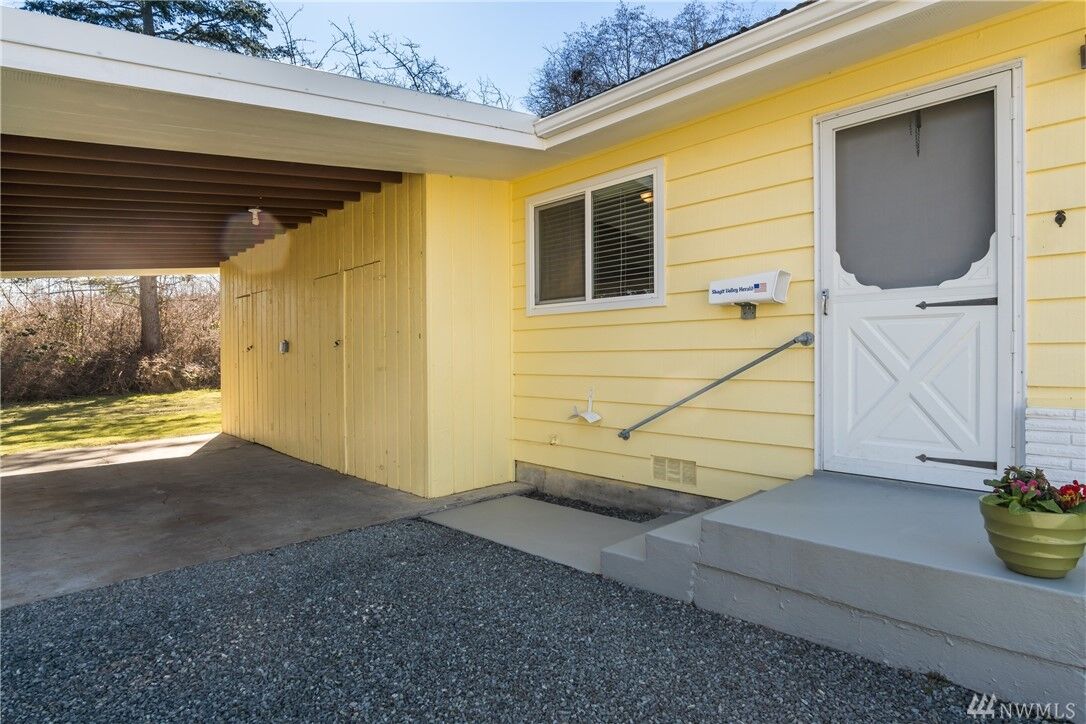 Property Photo:  1705 37th St  WA 98221 