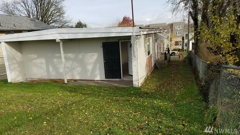 Property Photo: 2414 2416 S I St WA 98405