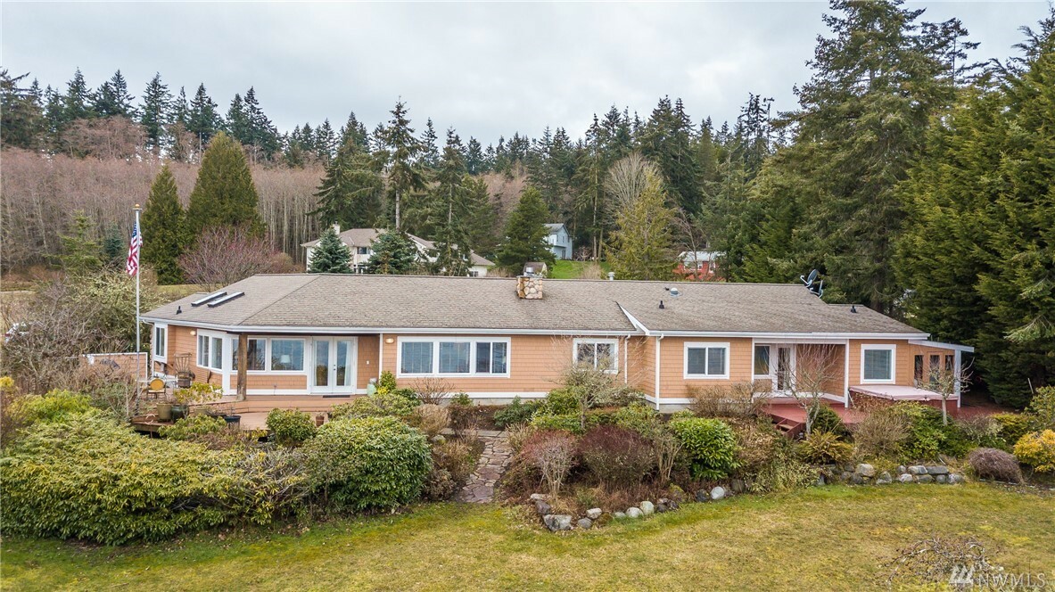 Property Photo:  889 Greentree Dr  WA 98253 