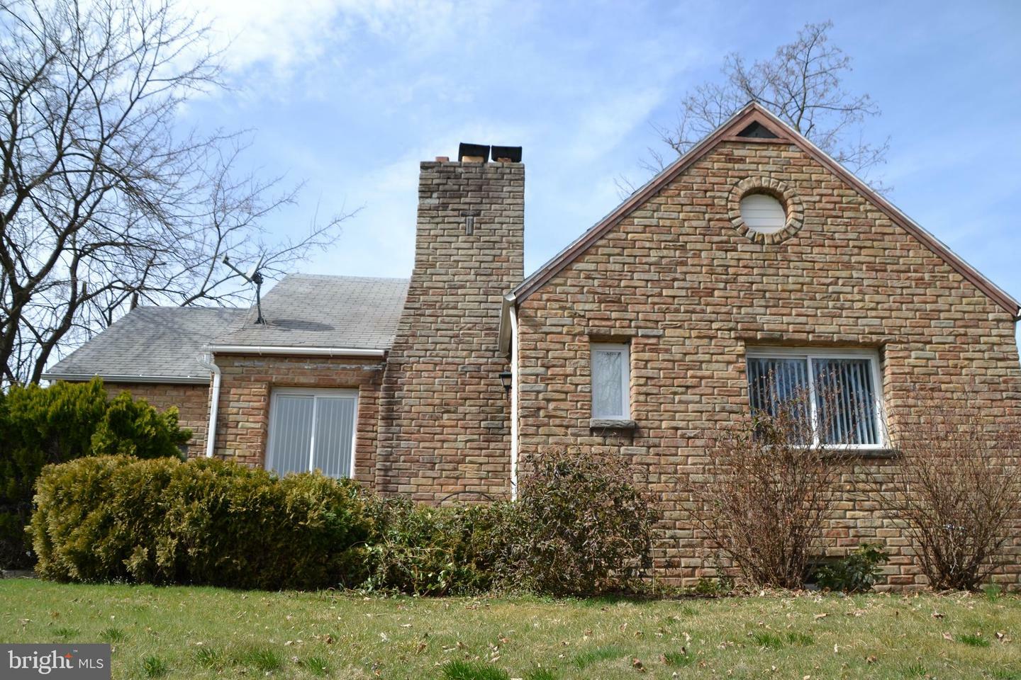 Property Photo: 247 W Main Street PA 17057
