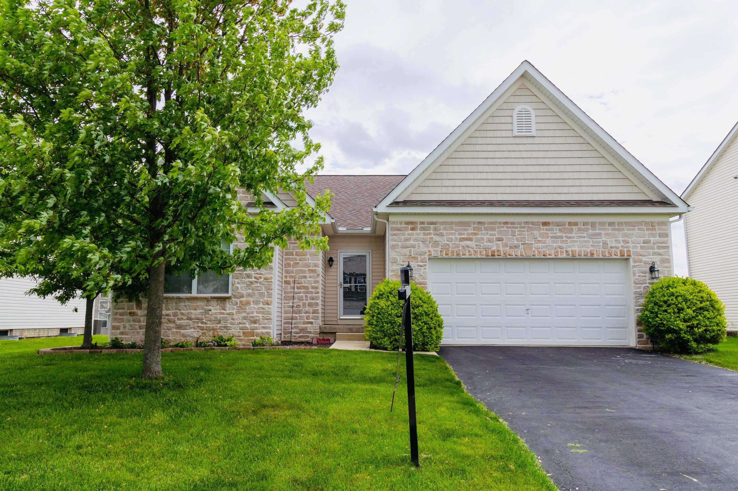 Property Photo: 190 Red Oak Pass OH 43116