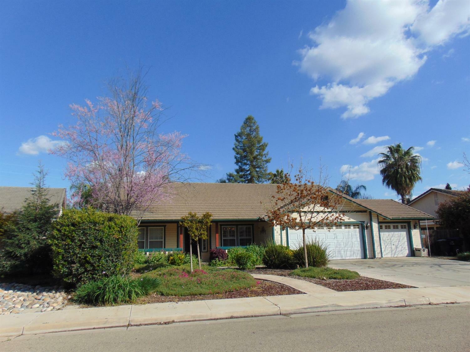 Property Photo:  906 S Arroyo Street  CA 93292 