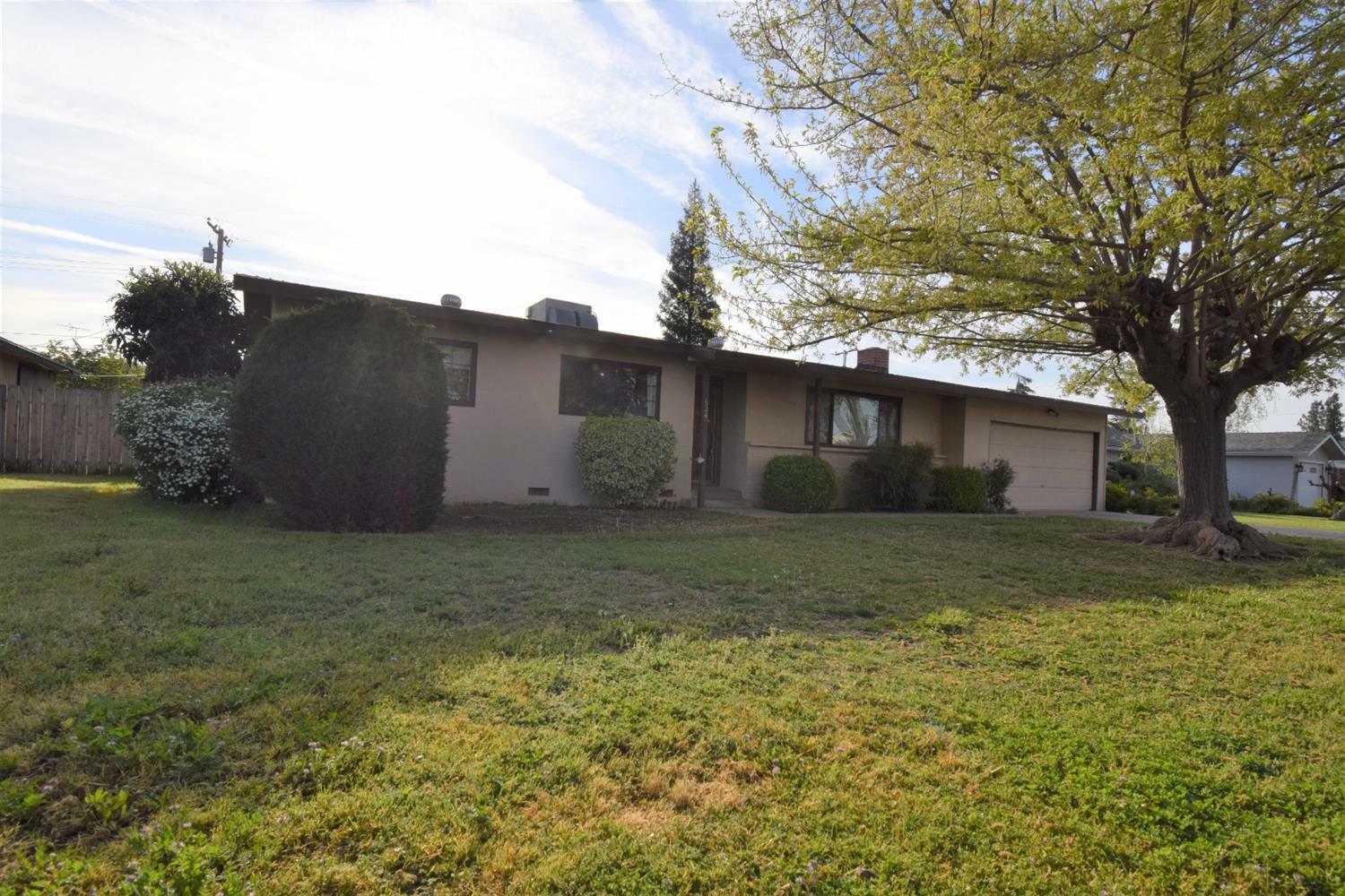 Property Photo:  624 N Pepper  CA 93286 