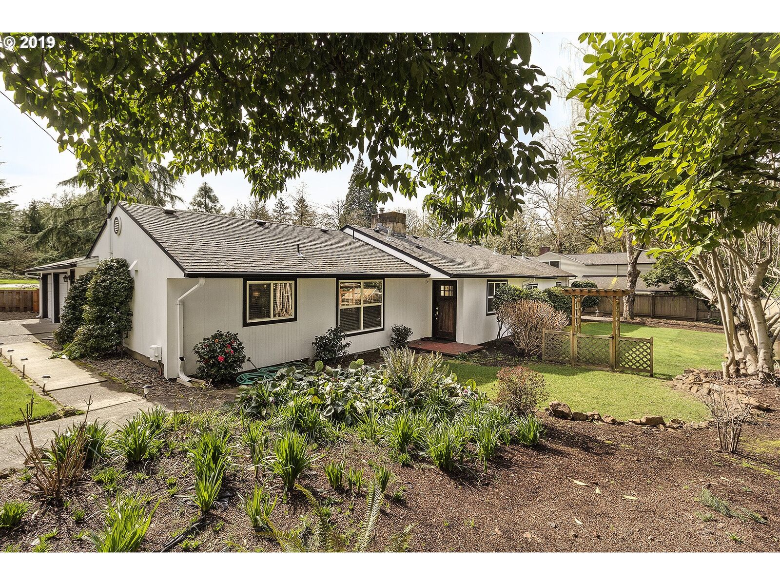 Property Photo:  10005 SE Cambridge Ln  OR 97222