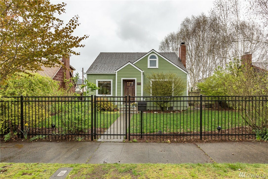 Property Photo:  3511 N Ferdinand St  WA 98407 