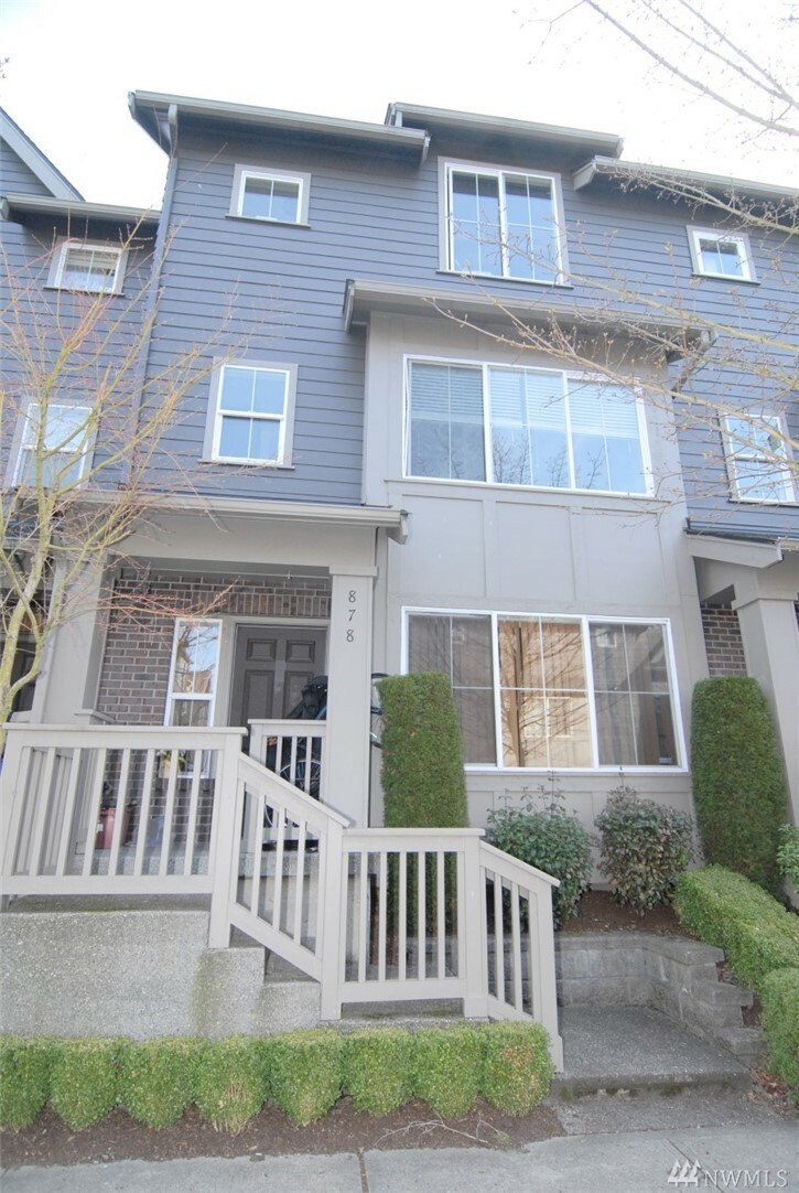 Property Photo:  878 NE 4th Ave  WA 98029 