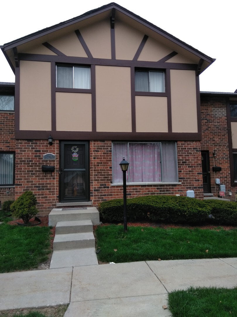 Property Photo:  1S212 Radford Lane  IL 60181 