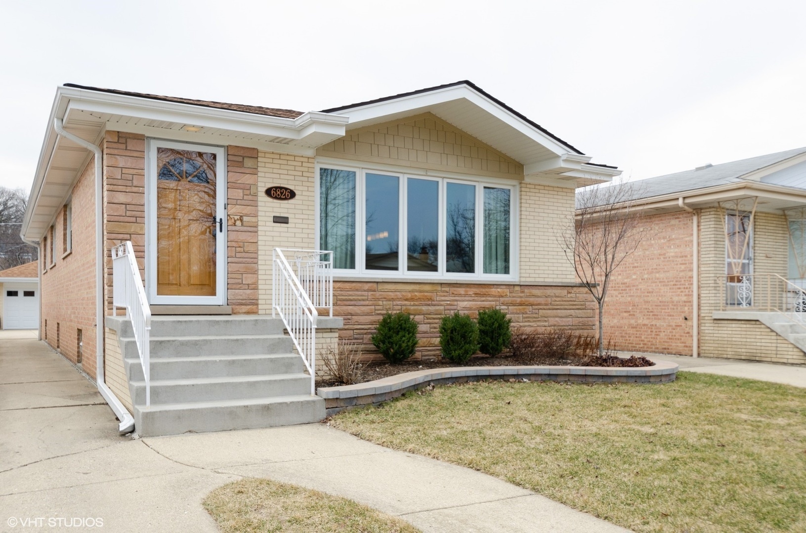 Property Photo:  6826 North Dowagiac Avenue  IL 60646 