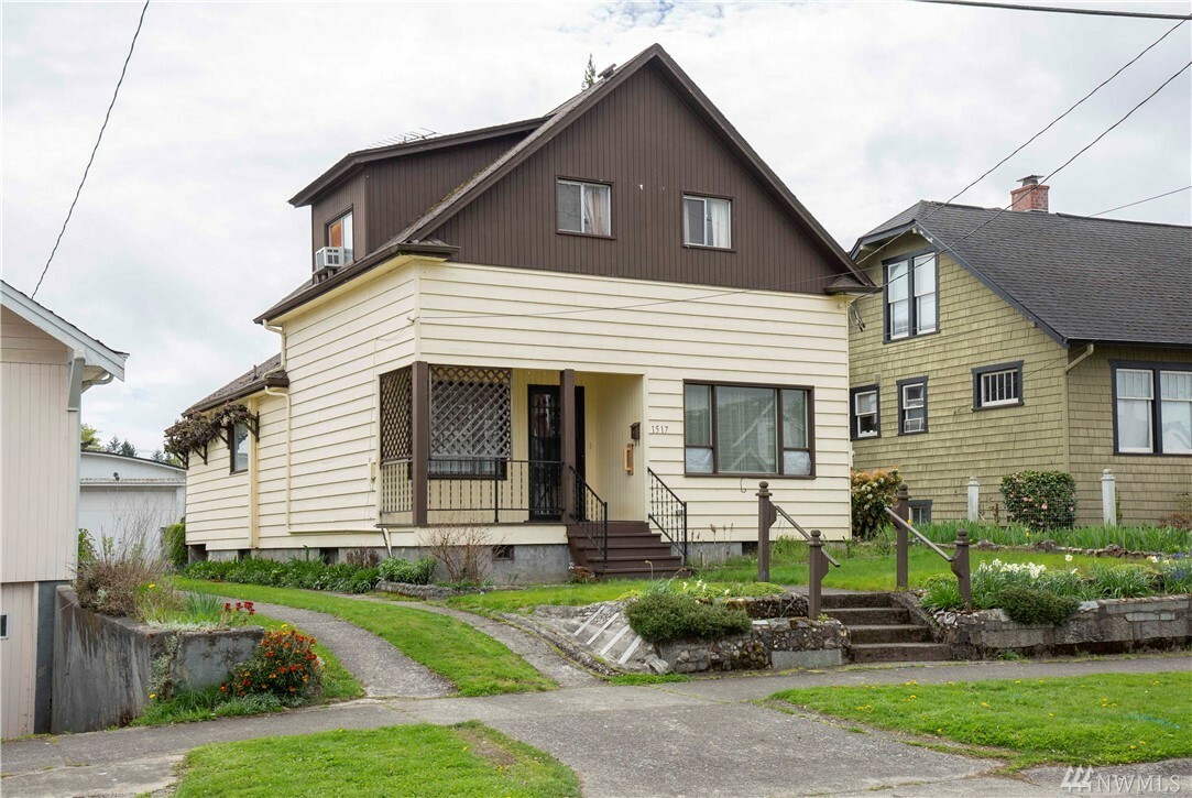 Property Photo:  1517 7th St  WA 98337 